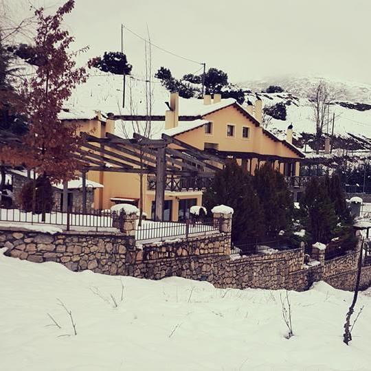 Guesthouse Mouses กาลาวริตา ภายนอก รูปภาพ