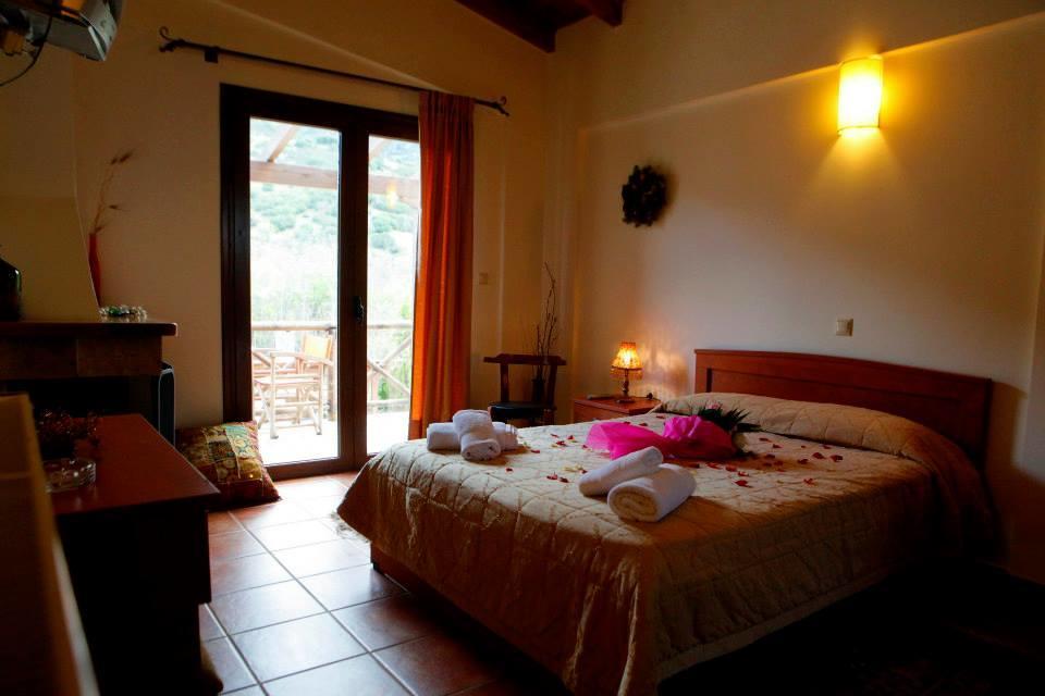 Guesthouse Mouses กาลาวริตา ภายนอก รูปภาพ