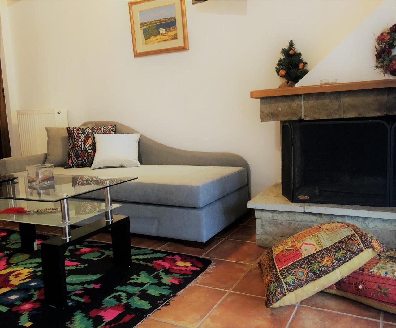 Guesthouse Mouses กาลาวริตา ภายนอก รูปภาพ