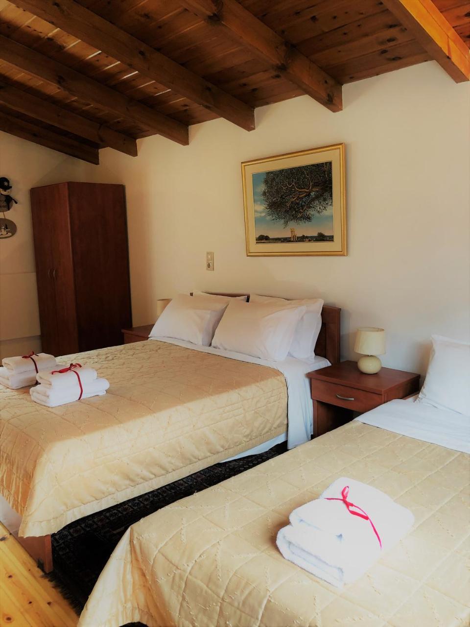 Guesthouse Mouses กาลาวริตา ภายนอก รูปภาพ